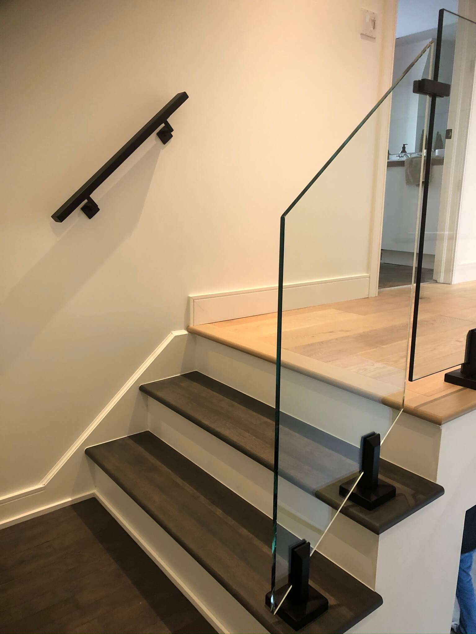 interior modern glass railing 02