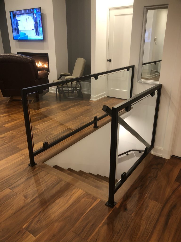 Glass Interior Railing With Black Steel Frame Rampes et Balcons