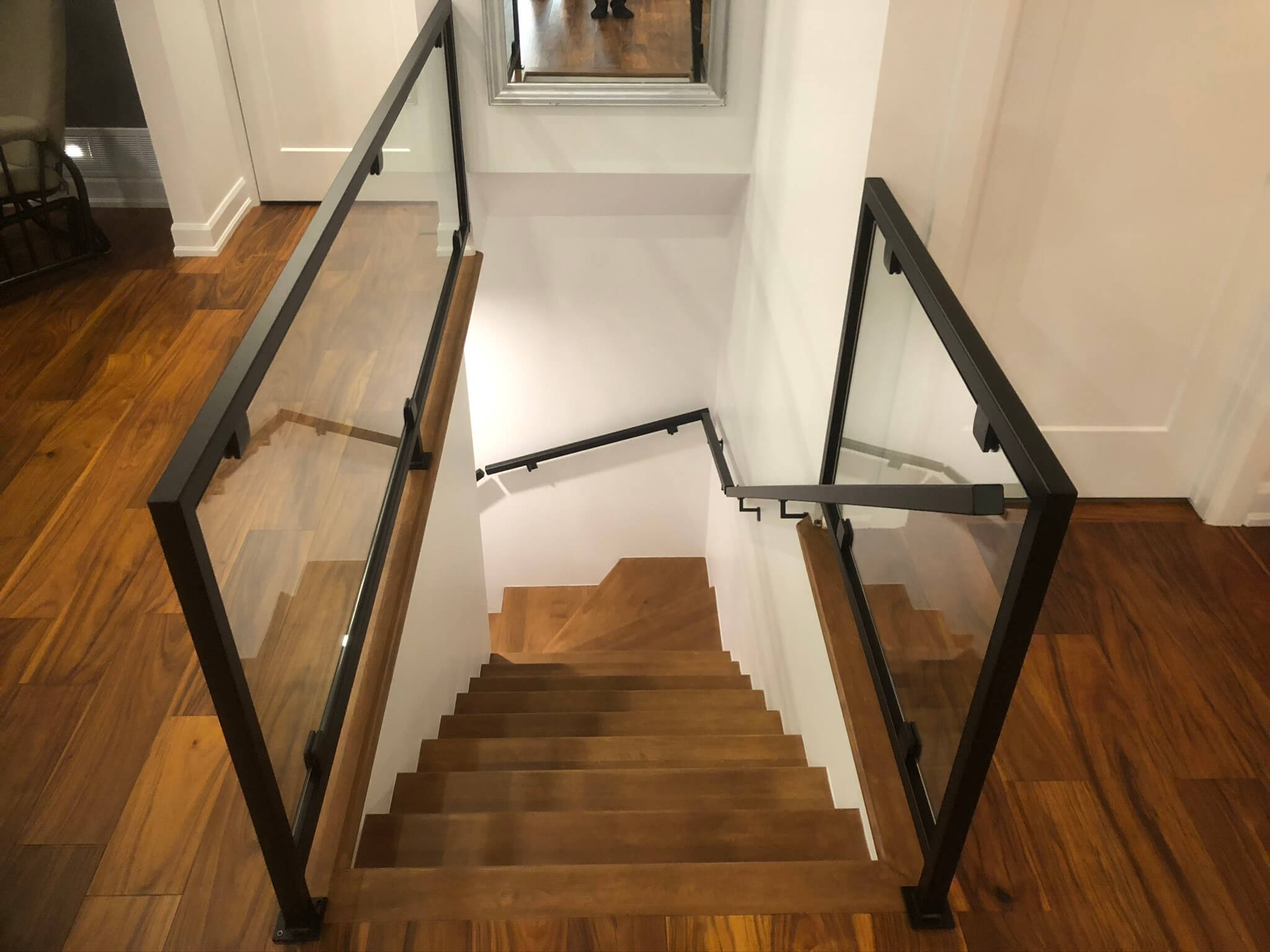 escalier intérieur avec rampe en verre