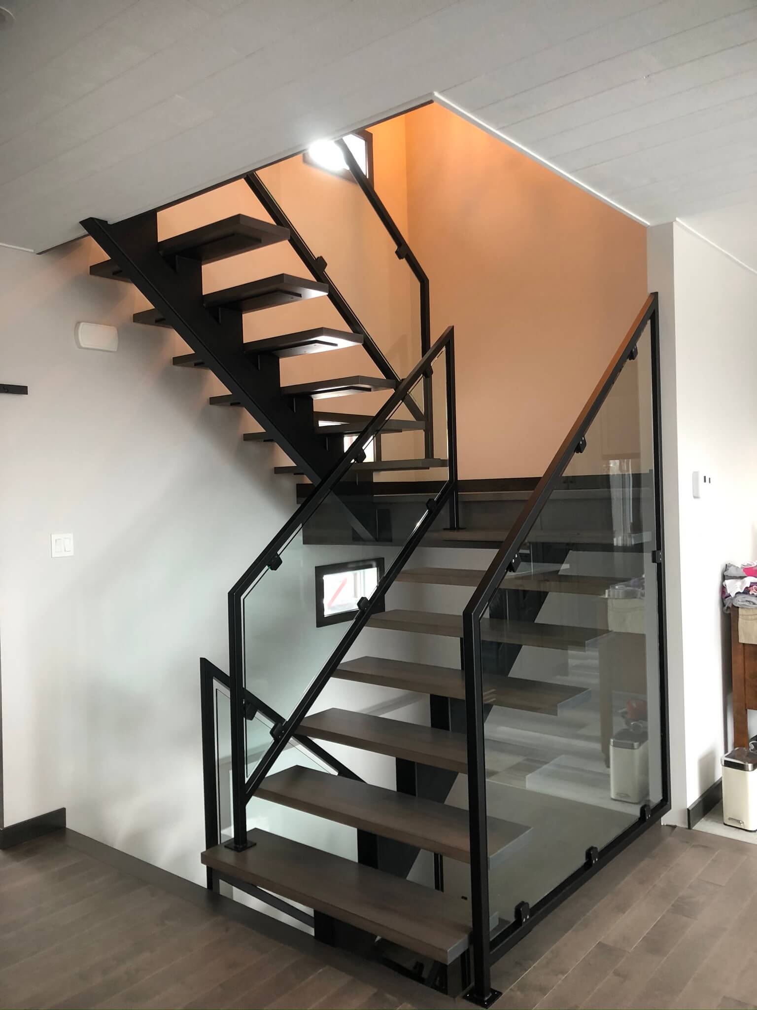 black central stringer staircase with glass railing 01