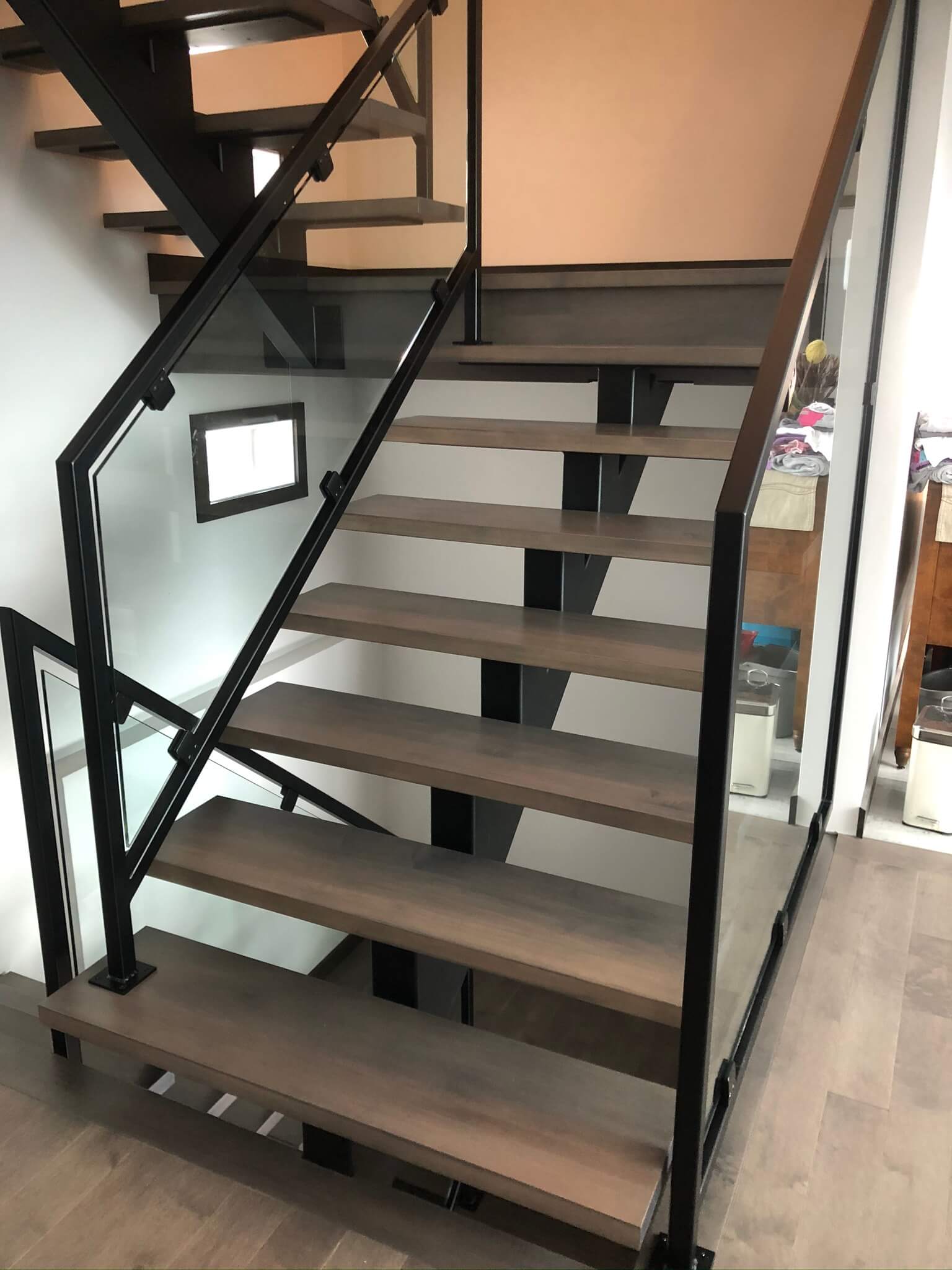 black central stringer staircase with glass railing 03