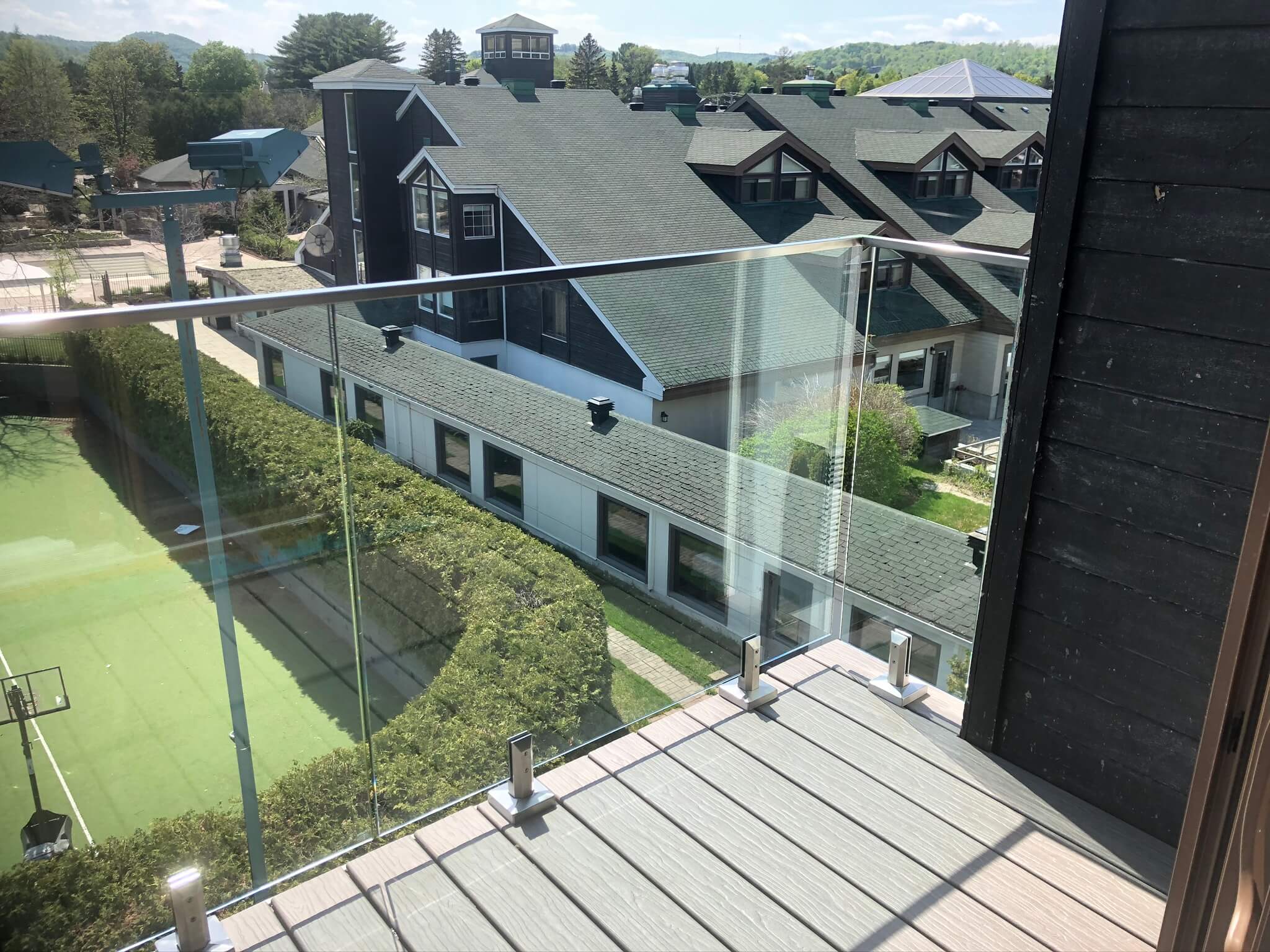 Glass railings at Manoir Saint-Sauveur 01