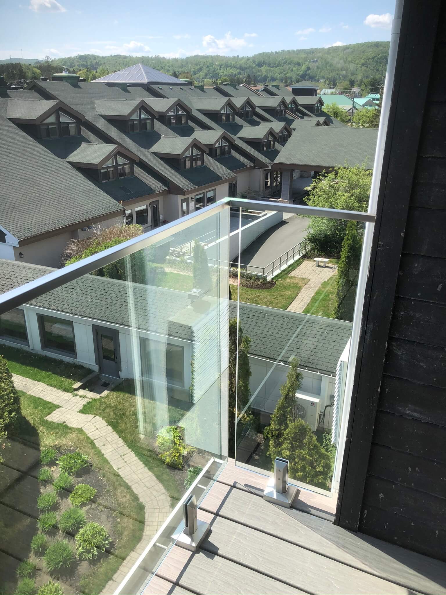 Glass railings at Manoir Saint-Sauveur