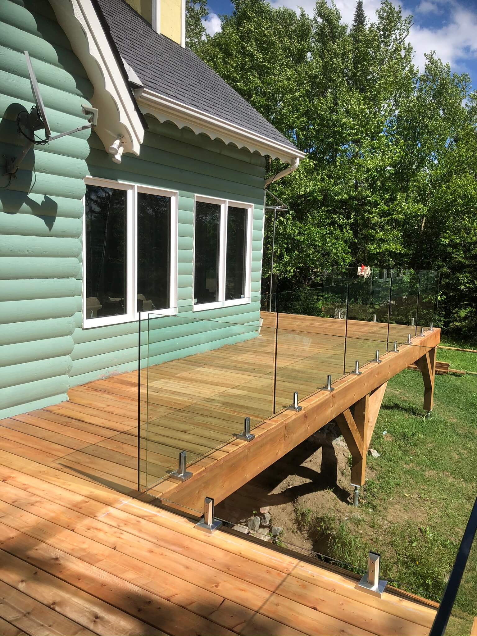 white cedar deck with glass railing 02