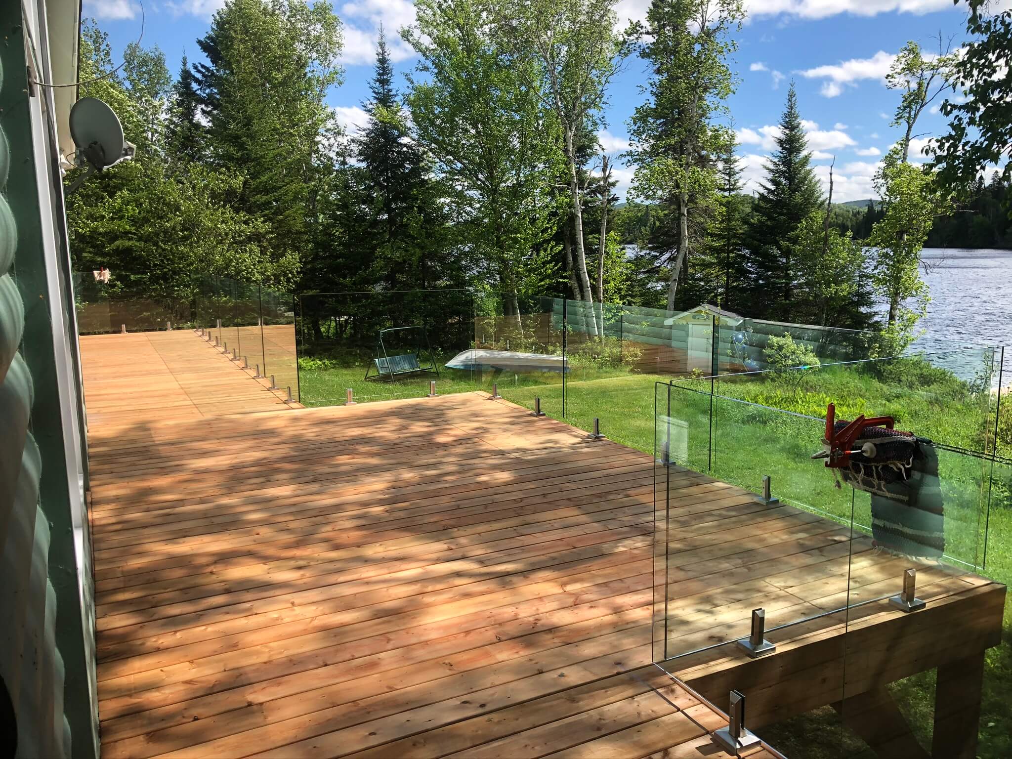 white cedar deck with glass railing 01