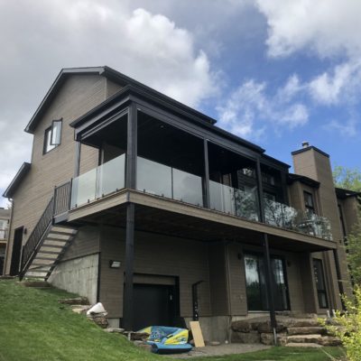 Exterior aluminum staircase and railing in Saint-Adolphe-d’Howard