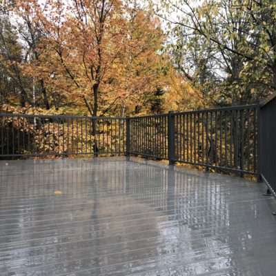 Terrasse avec plancher en fibre de verre d’ingénierie à Morin-Heights