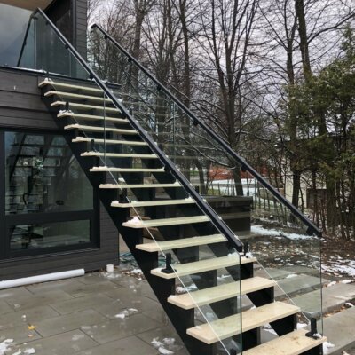 Exterior glass staircases and railings in Estérel