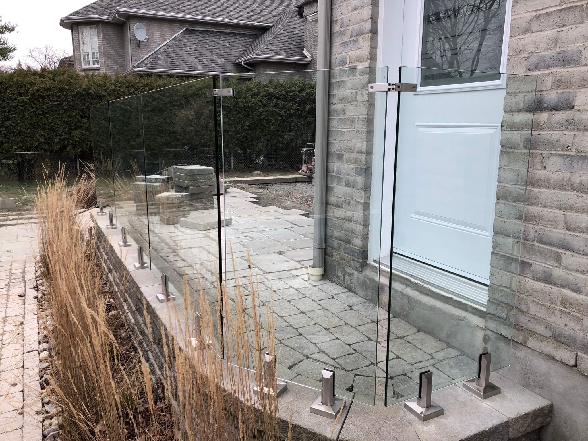 exterior glass railing with steel spigot 01