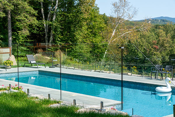 clôture de piscine en verre