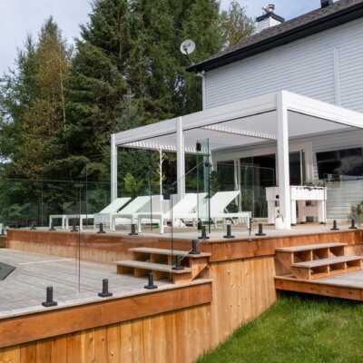 Clôture de piscine en verre et pergola bioclimatique à St-Sauveur