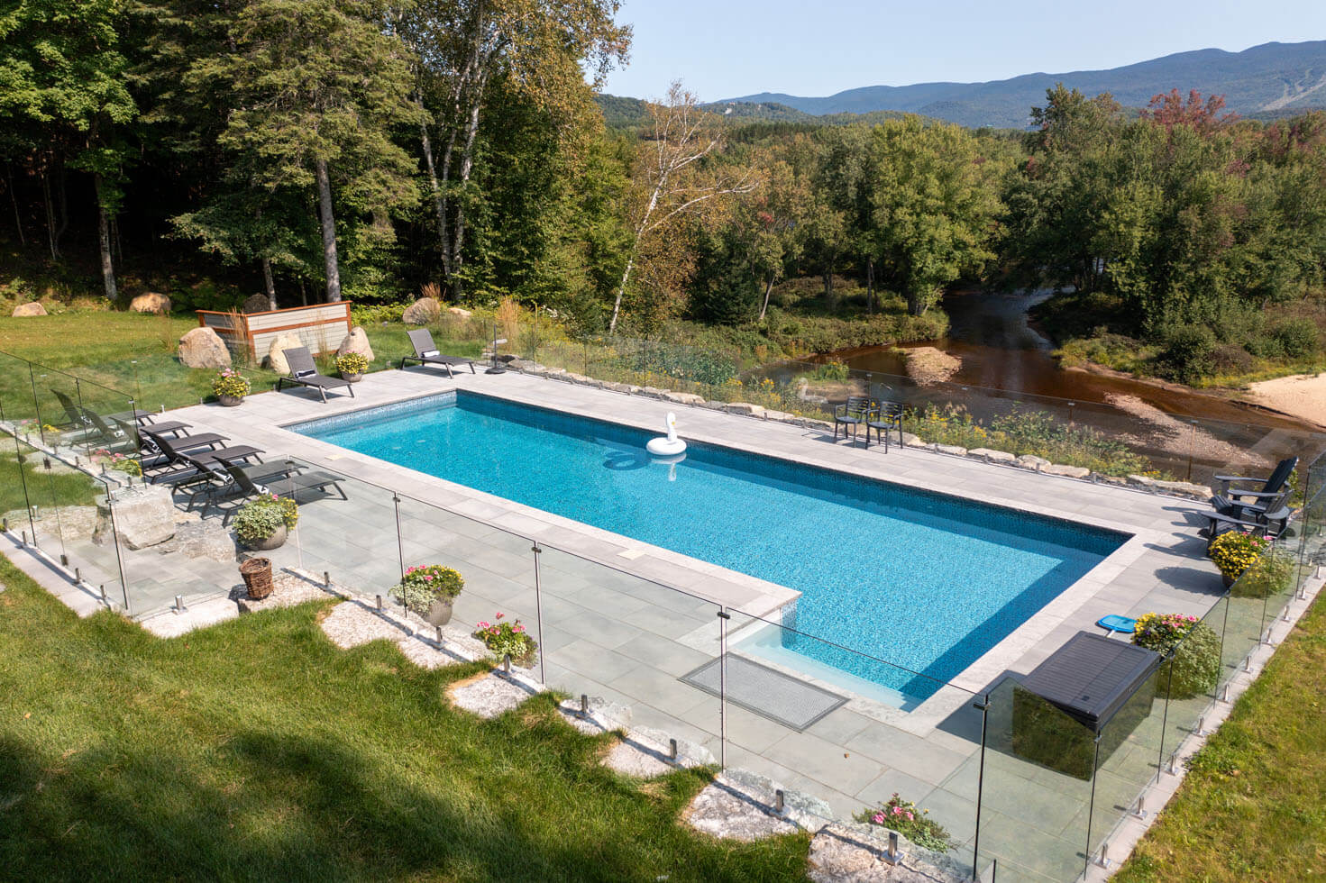 Clôture de piscine en verre trempé à Mont-Tremblant