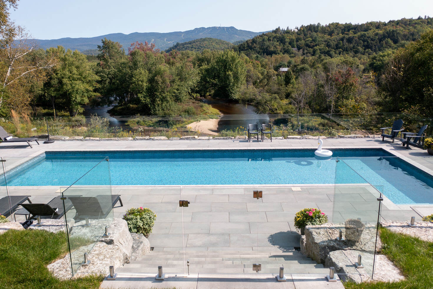 Clôture de piscine en verre trempé à Mont-Tremblant